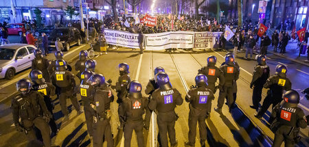 Polizisten beobachten am Donnerstag abend die Demonstration in F