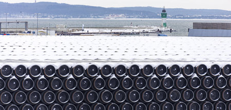 Röhren der Pipeline unter einer Schneedecke im Hafen Mukran