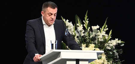 Armin Kurtovic, Vater des Opfers Hamza Kurtovic, spricht am Frei