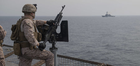 Marinesoldat auf der USS »San Diego« schiebt Wache in der Meeren...