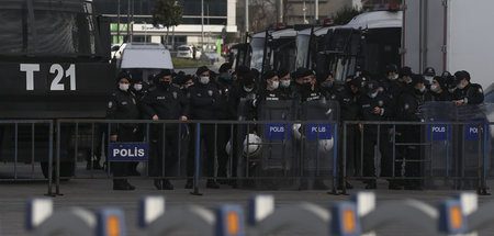 Türkische Polizisten am Rande einer Kundgebung der HDP (Istanbul