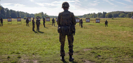Reservisten der Bundeswehr bei Schießübungen. »Re: Kampf an viel...