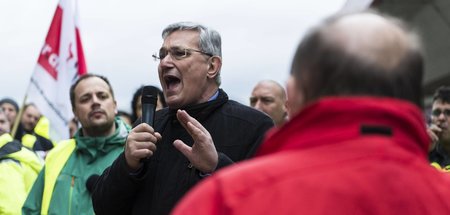 Bernd Riexinger spricht vor streikenden Arbeitern der Berliner F...
