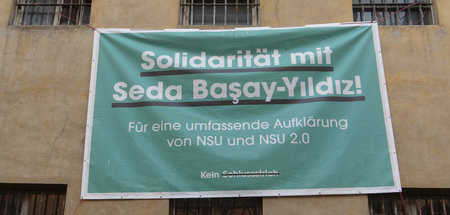 Plakat an der Fassade des ehemaligen Gefängnisses in der Klapper...