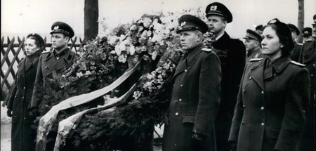 Berlin, Januar 1953: Eine Delegation der Volkspolizei beim Geden...