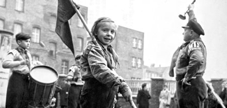 Berlin, Januar 1958: Die Spitze eines Spielmannzuges der Jungen ...