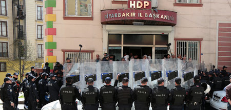 Ein symbolträchtiges Bild: Polizeikräfte vor dem Büro der HDP in...
