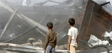 Öl- und Reifengeschäft in Sanaa nach einem saudischen Luftschlag...