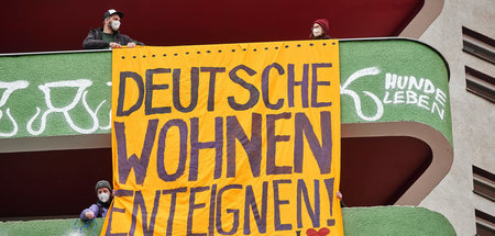 Klares Ziel: Aktivistinnen und Aktivisten zeigen am Freitag Flag...