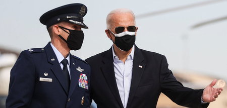 US-Präsident Joseph Biden (r.) vor dem Flug ins katastrophengesc...