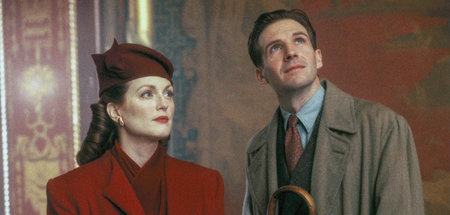 Sarah (Julianne Moore) und Maurice (Ralph Fiennes) gehen gemeins... Sarah (Julianne Moore) und Maurice (Ralph Fiennes) gehen gemeins...