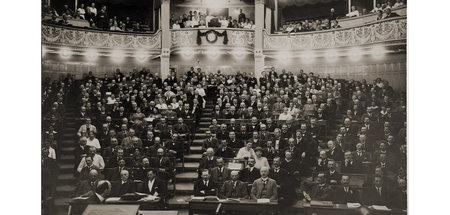 Gruppenbild mit Damen: Auch Frauen sitzen im Plenarsaal, wenn au... Gruppenbild mit Damen: Auch Frauen sitzen im Plenarsaal, wenn au...