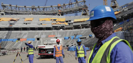 Arbeiter im Lusail-Stadion in Katar, wo Eröffnungsspiel und Fina...