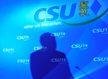 Erwin Huber bei seiner Rücktrittserklärung: Nur noch ein Schatte... Erwin Huber bei seiner Rücktrittserklärung: Nur noch ein Schatte...