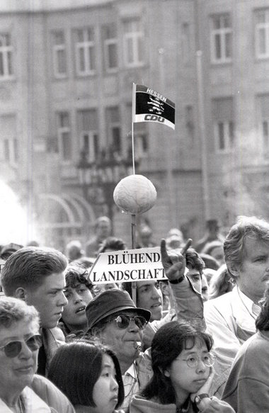 Protestkundgebung gegen Kanzler Helmut Kohl 1994 in Frankfurt am... Protestkundgebung gegen Kanzler Helmut Kohl 1994 in Frankfurt am...