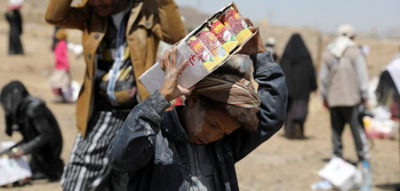 RTRMADP_3_YEMEN-SECURITY-AID-FAMILIES.JPG
