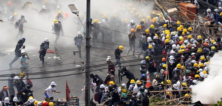 Tränengas gegen Protestierende in Yangon am Dienstag