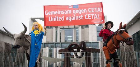 Protestaktion gegen das CETA-Abkommen vor dem Bundeskanzleramt i...