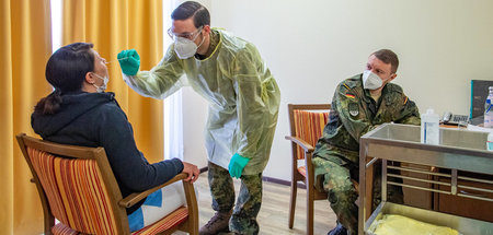 Soldaten führen in einem Seniorenheim Coronaantigenschnelltests ...