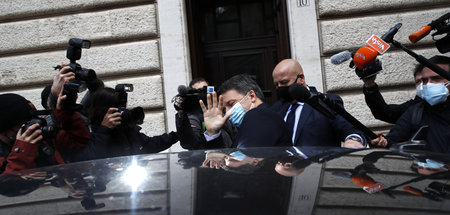 Expremier Matteo Renzi (M.) nach Regierungsberatungen mit Mario ...