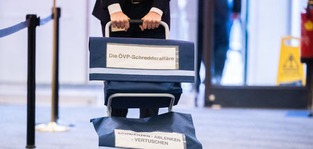 Aktentrolley mit der Aufschrift »ÖVP-Schredderaffäre« für den »I
