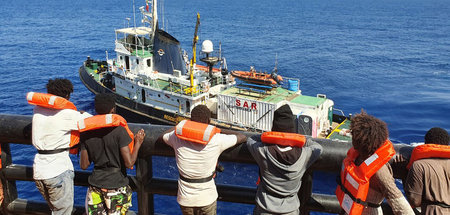 Aus Seenot gerettete Migranten warten auf dem dänischen Tanker »