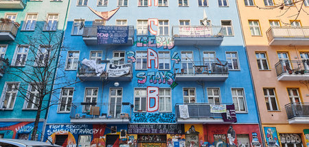 Vorderseite des teils besetzten Wohnhauses in der Rigaer Straße 