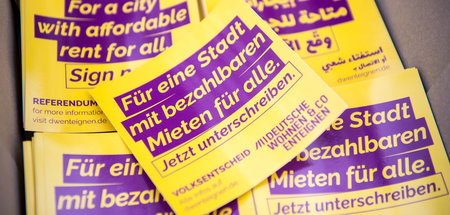 Plakate und Aufkleber hängen überall in Berlin