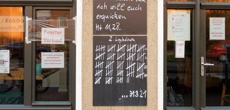 Sind die Tage gezählt? Tafel an einem Café in Köln (2.3.2021)