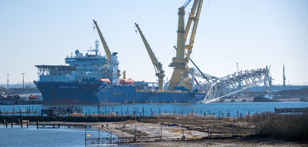 Das russische Rohrverlegeschiff »Akademik Tscherski« liegt im Ha...