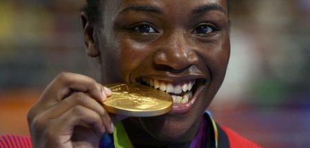 Ja, ist echt: Claressa Shields und ihre Goldmedaille in Rio (201...
