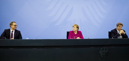 Viele Bierdeckel auseinander: Michael Müller, Angela Merkel und ...