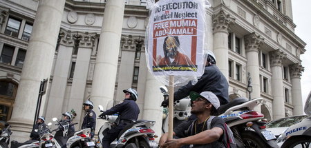 Free Mumia Abu-Jamal! Plakat bei einer antirassistischen Demo in...