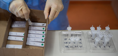 Solange der Vorrat reicht: Eine Arzthelferin arbeitet am Donners...
