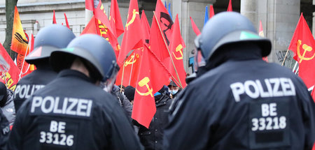 Gewisse Ähnlichkeit: Rote Fahnen mit kommunistischen Symbolen au...