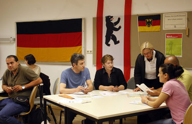 Büffeln für den Einbürgerungstest in einer Berliner Volkshochsch...