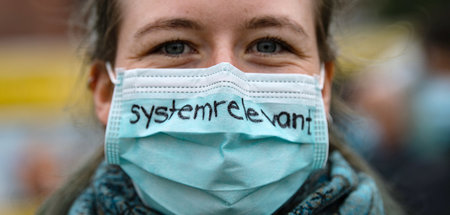 Krankenschwester während eines Warnstreiks (Berlin, 20.10.2020)