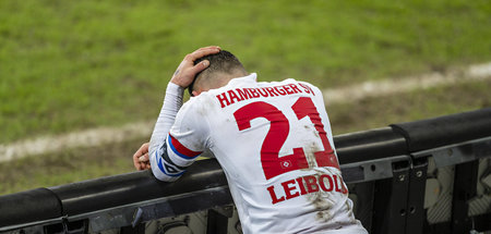 Zurück in der Steinzeit: HSV Spieler Tim Leibold nach seiner rot...