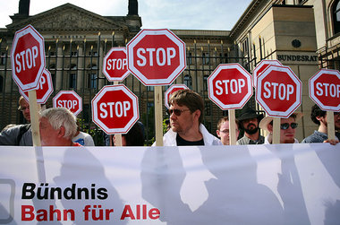 Protestaktion gegen die Bahn-Privatisierung im Sommer 2007 in Be...