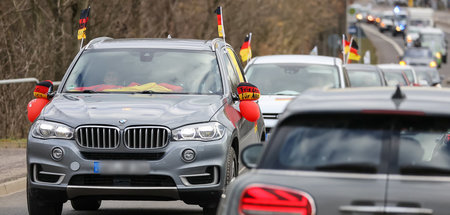 Mit Fahnen: Autokorso am Sonnabend in Leipzig