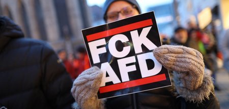 Unbeeindruckt: Nazigegner demonstrieren gegen den Neujahrsempfan...
