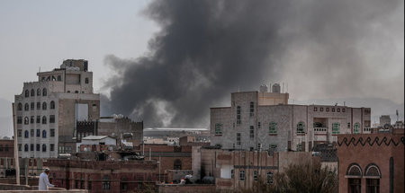 Schwarzer Rauch über Gebäuden der jemenitischen Hauptstadt Sanaa...