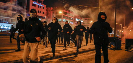 Demonstranten flüchten vor den gewalttätigen Einsatzkräften