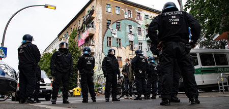 Allgegenwärtige Polizeipräsenz im Wohngebiet in der Rigaer Straß...