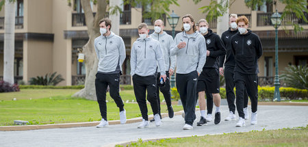 WM in Ägypten: Deutsche Handballer in der Gartenanlage des Hotel...