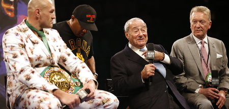 Aus der Zeit gefallen: Promoter Bob Arum (M.) auf einer Presseko...