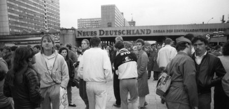 Schriftzug des ND am Berliner Alexanderplatz am 7. Oktober 1989:...