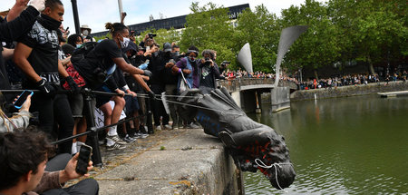 Stein des Anstoßes: Die Statue eines Sklavenhändlers wird in Bri...