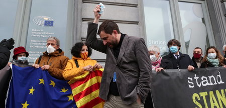 Die katalanischen EU-Abgeordneten Antoni Comín, Carles Puigdemon...