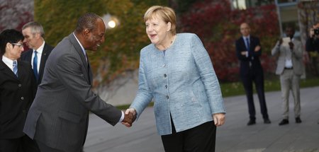 Angela Merkel begrüßt den Staatschef Guineas, Alpha Condé, in Be...